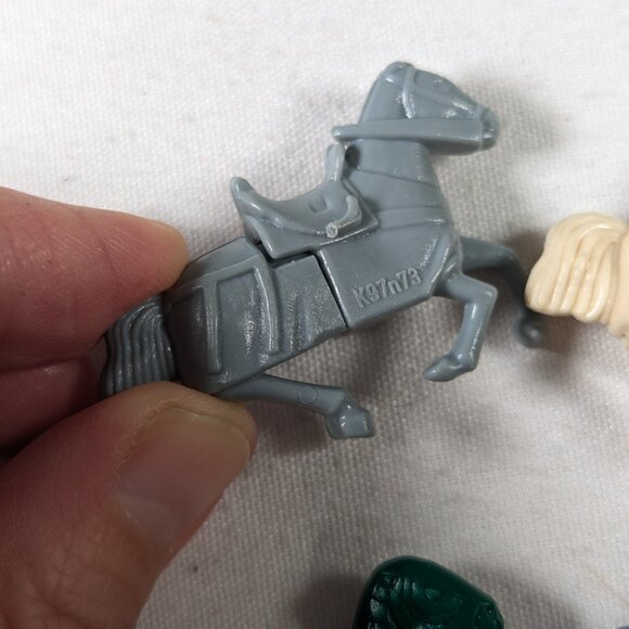 Set of 4 plastic medieval horse toys + metal knight figurine - Picture 3 of 7